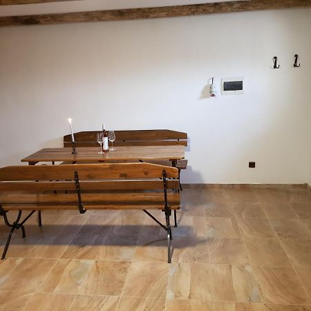 Apartman S Vinnym Sklepem Viktorie Pouzdrany Eksteriør billede
